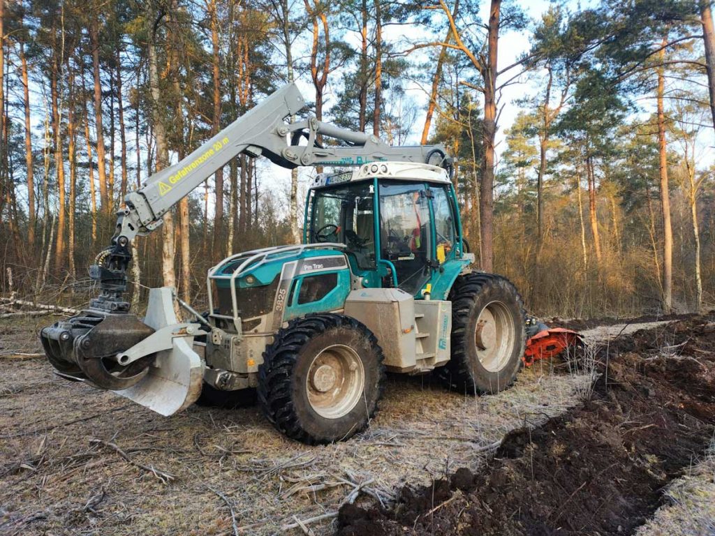 PM-Trac mit Streifenpflug