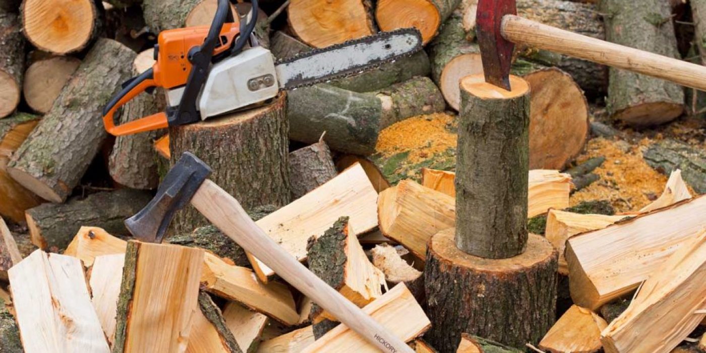 Brennholz, Äxte und Kettensäge