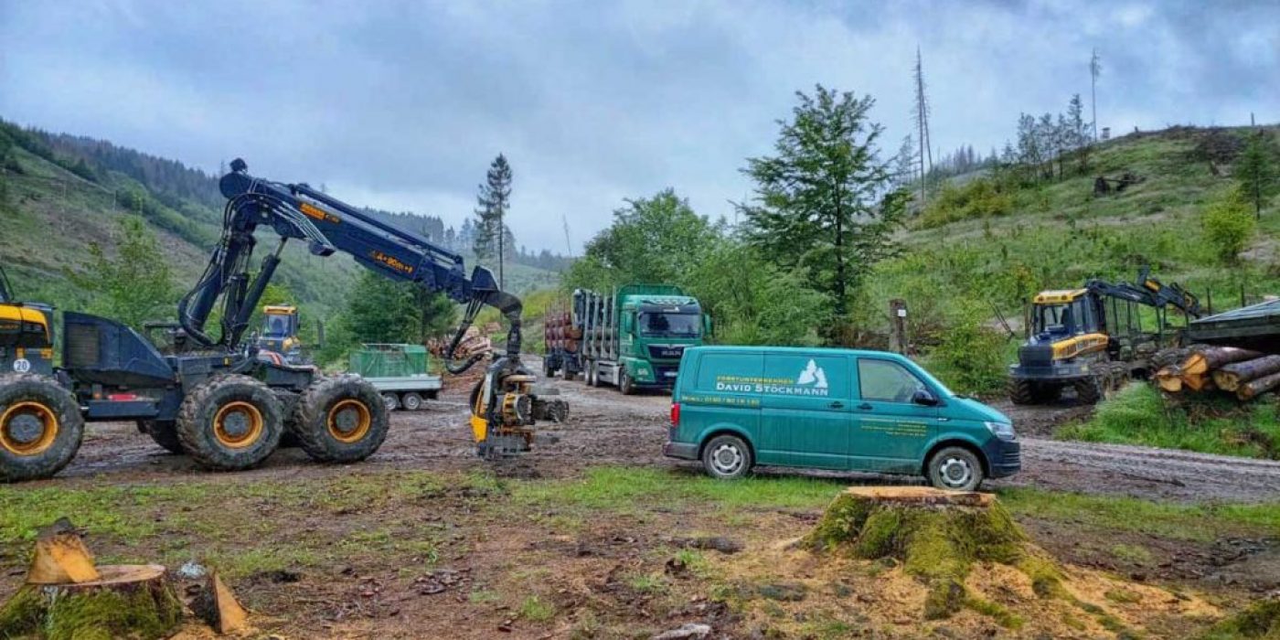 Fuhrpark mit Harvester, Lkw und Transporter