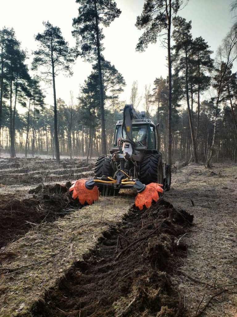 PM-Trac mit Streifenpflug